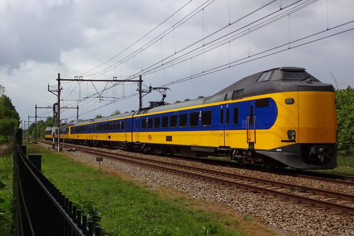 On 5 May 2015 NS 4012 thunders through Alverna.