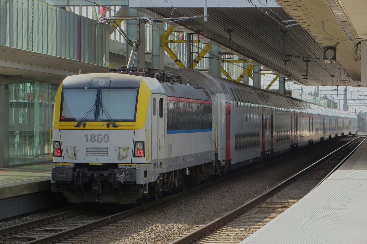 On 5 May 2023 NMBS 1860 pushes an IC to Oostende out of Gent Sint-Pieters.