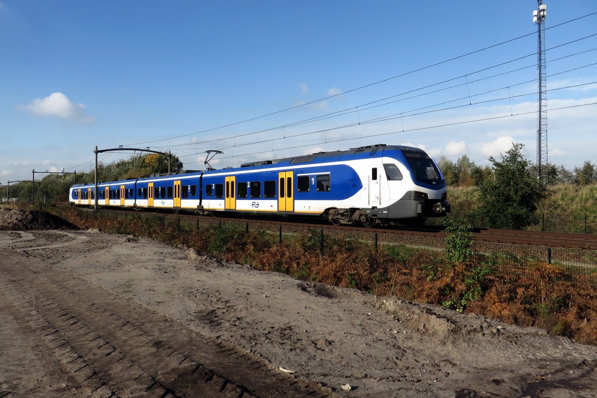 On 5 November 2020 NS 2521 approaches Tilburg Reeshof.