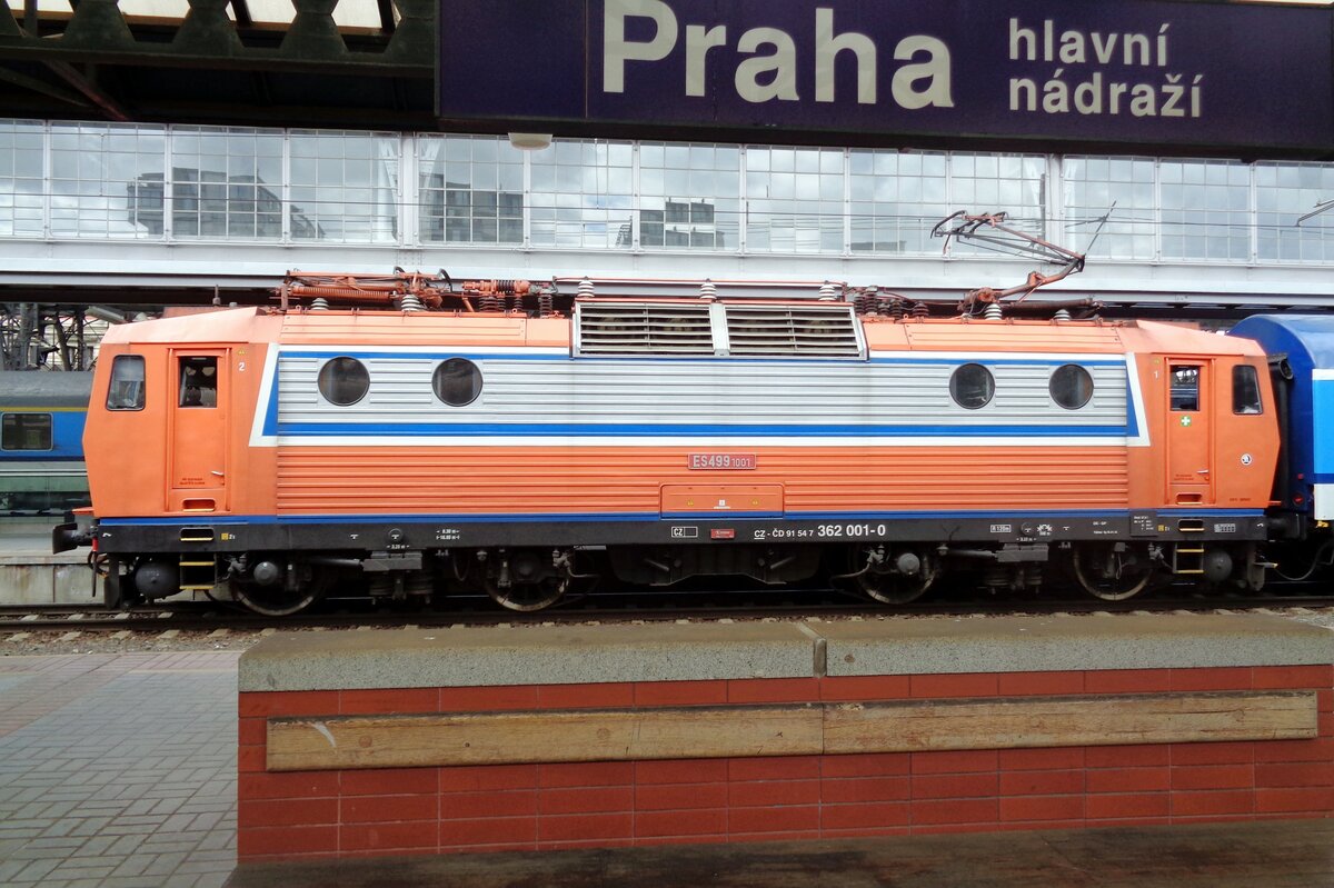 On 6 April 2017 CD 362 001 stands in Praha hl.n.