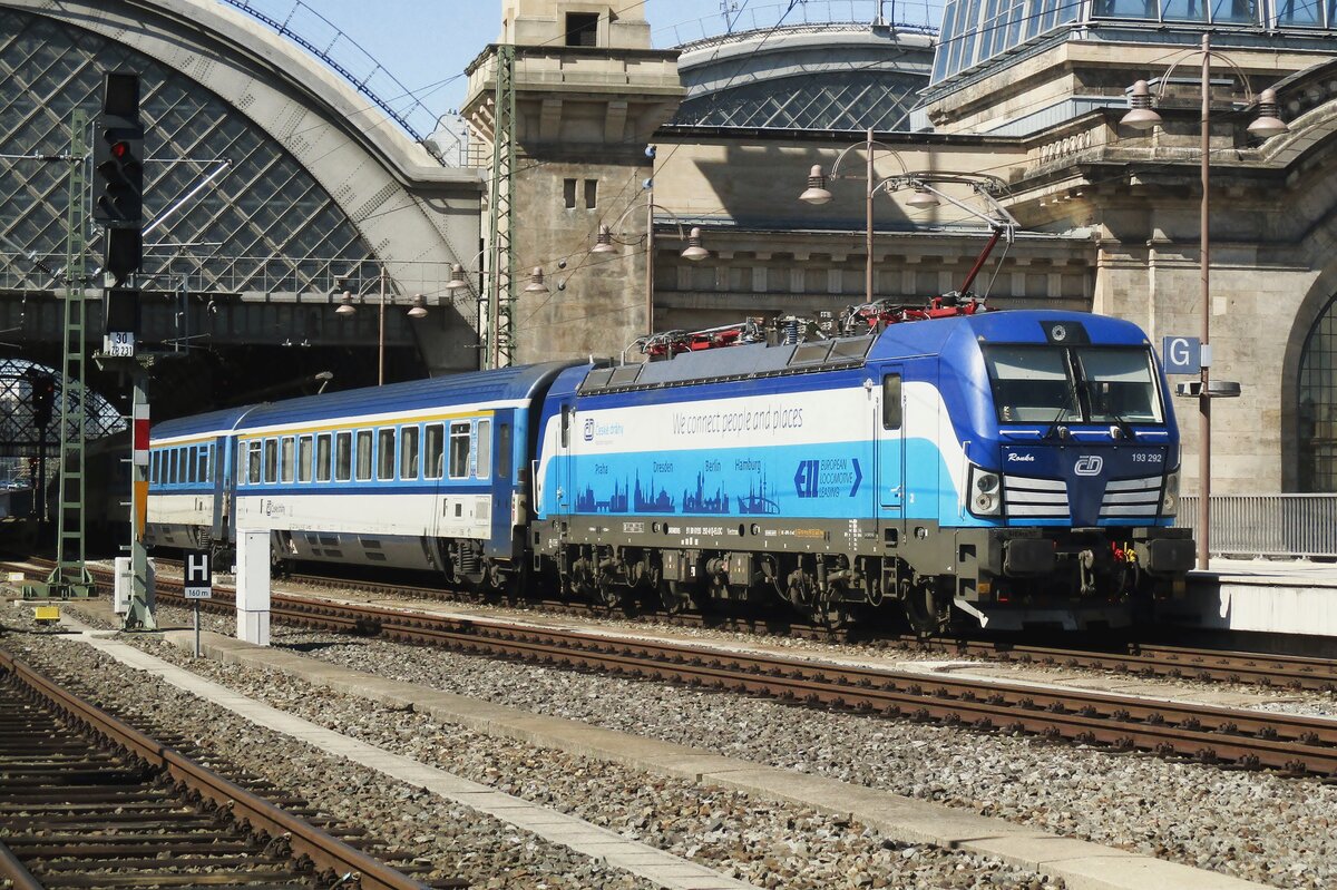On 6 April 2018, the new order on EuroCities Hamburg<=>Praha is visible at Dresden Hbf where CD Vectron 193 292 has taken over the EC from a DB Class 101 -due to the time table the locos were still being swapped at Dresden. Fron the 2019 time table however, the Vectrons haul the EuroCities all the way, consigning the 15 min. loco swaps at Dresden Hbf into the past..