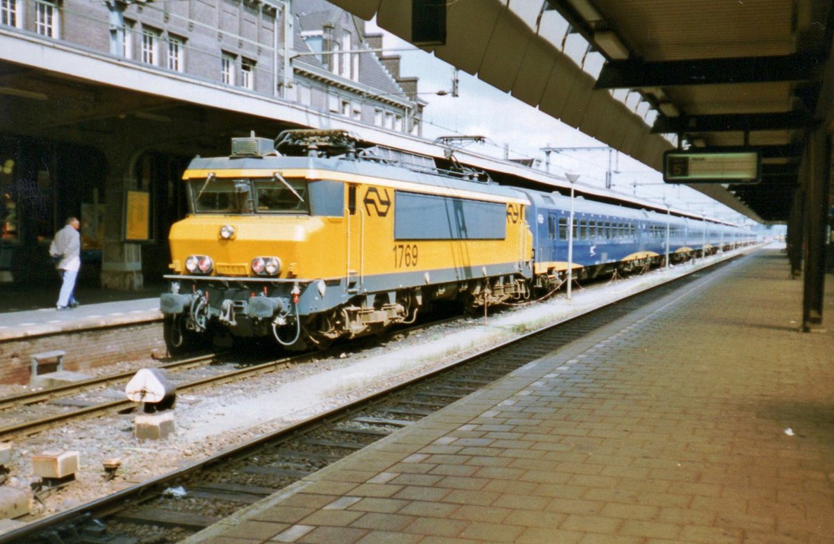 On 6 August 2001 IC+ with NS 1769 calls at Maastricht.