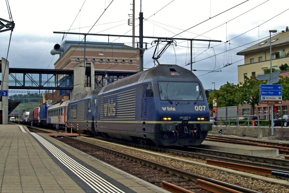 On 6 June 2009, BLS 465 007 hauls a south bound intermodal train through Spiez.