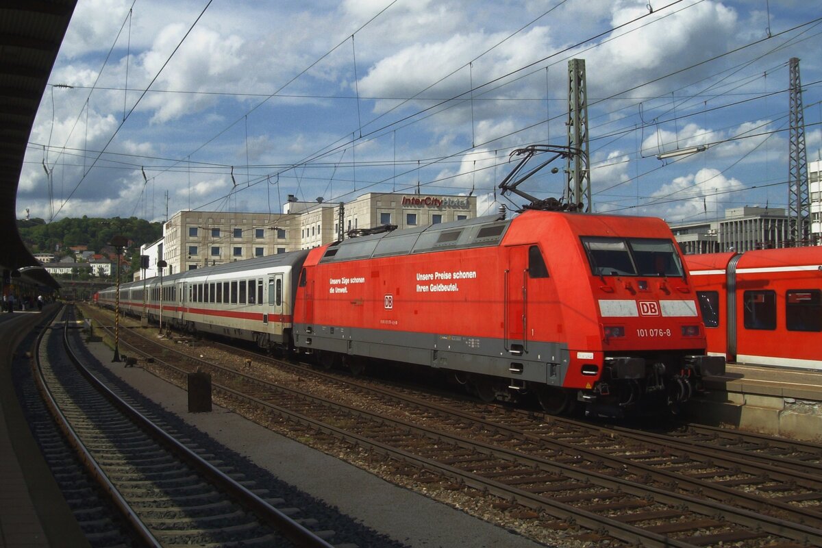 On 6 June 2009 DB 101 076 banks an IC service from Munich into Ulm Hbf. 