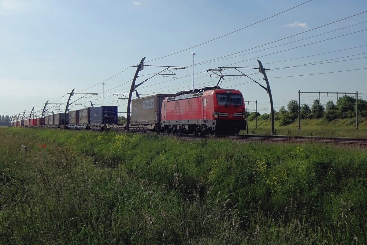 On 6 June 2021, DBC 193 356 hauls an intermodal service through Valburg.