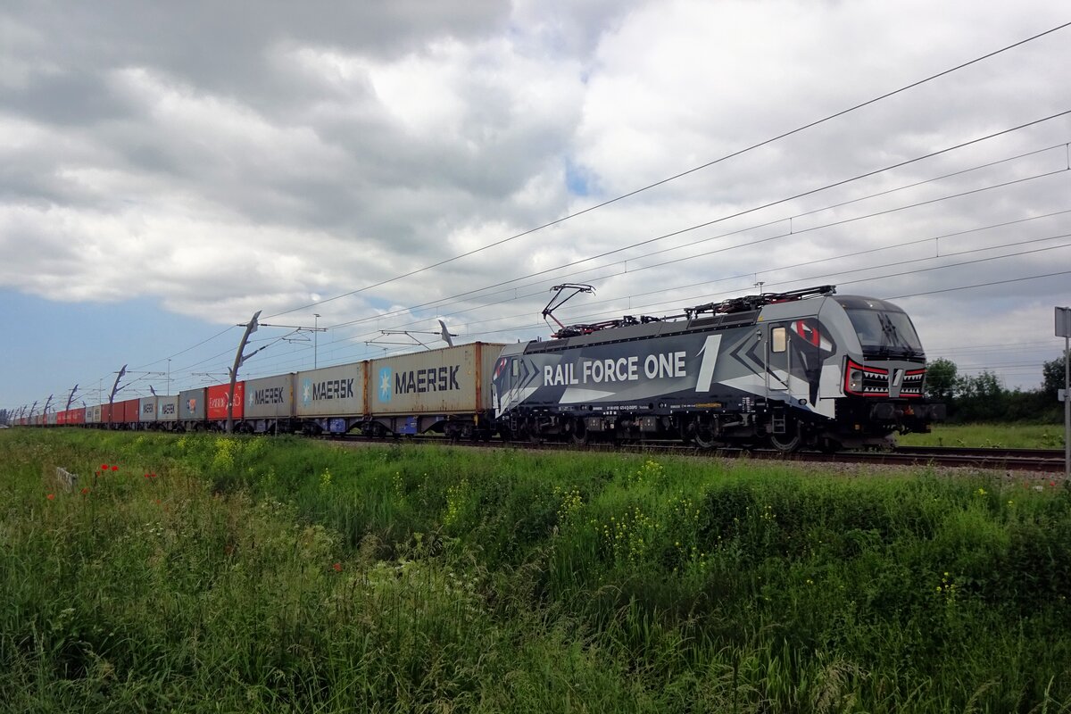 On 6 June 2021 RFO 193 623 hauls an intermodal service through Valburg.