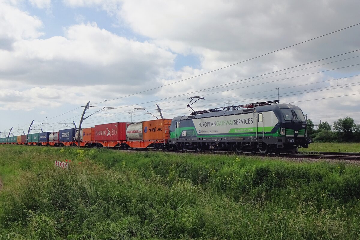 On 6 June 2021 RTB 193 727 hauls an intermodal service through Valburg.