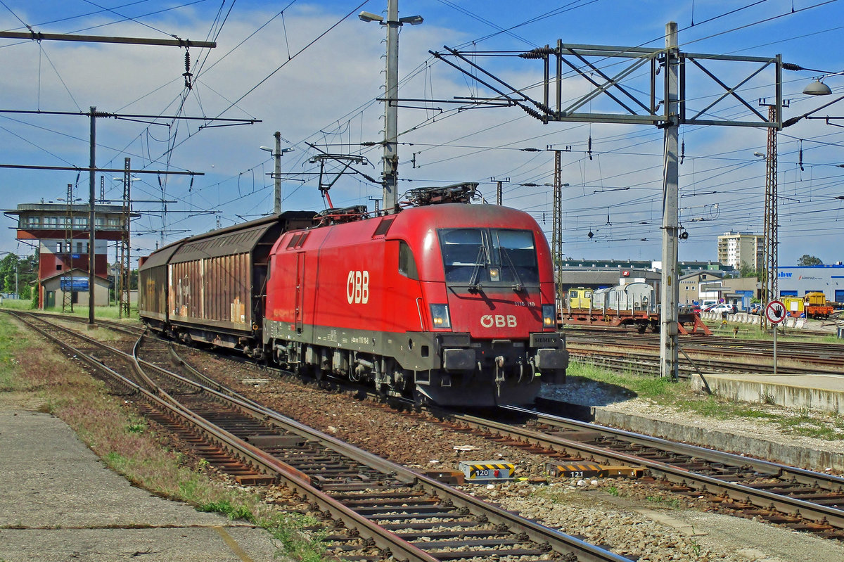 On 6 May 2010 ÖBB 1116 110 hauls a mixed freight from Passau toward Gramatneusiedeln through Wels Hbf. 