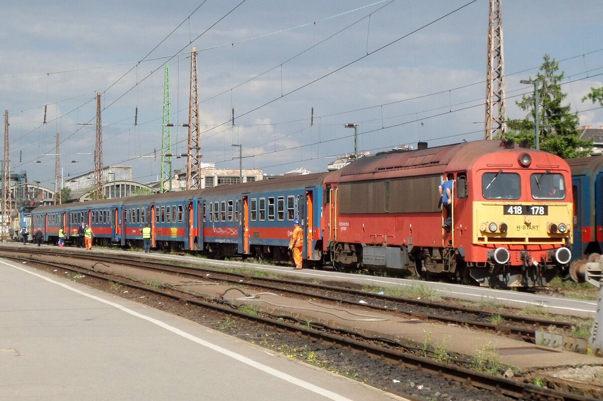 On 6 May 2016 MAV 415 178 enters Budapest-Nyugati.