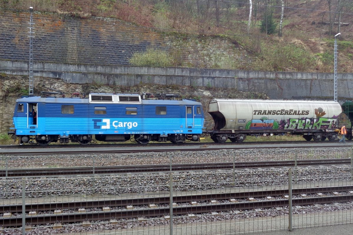 On 6 May 2017 CD Cargo 372 014 stands with a cereals train at Bad Schandau.