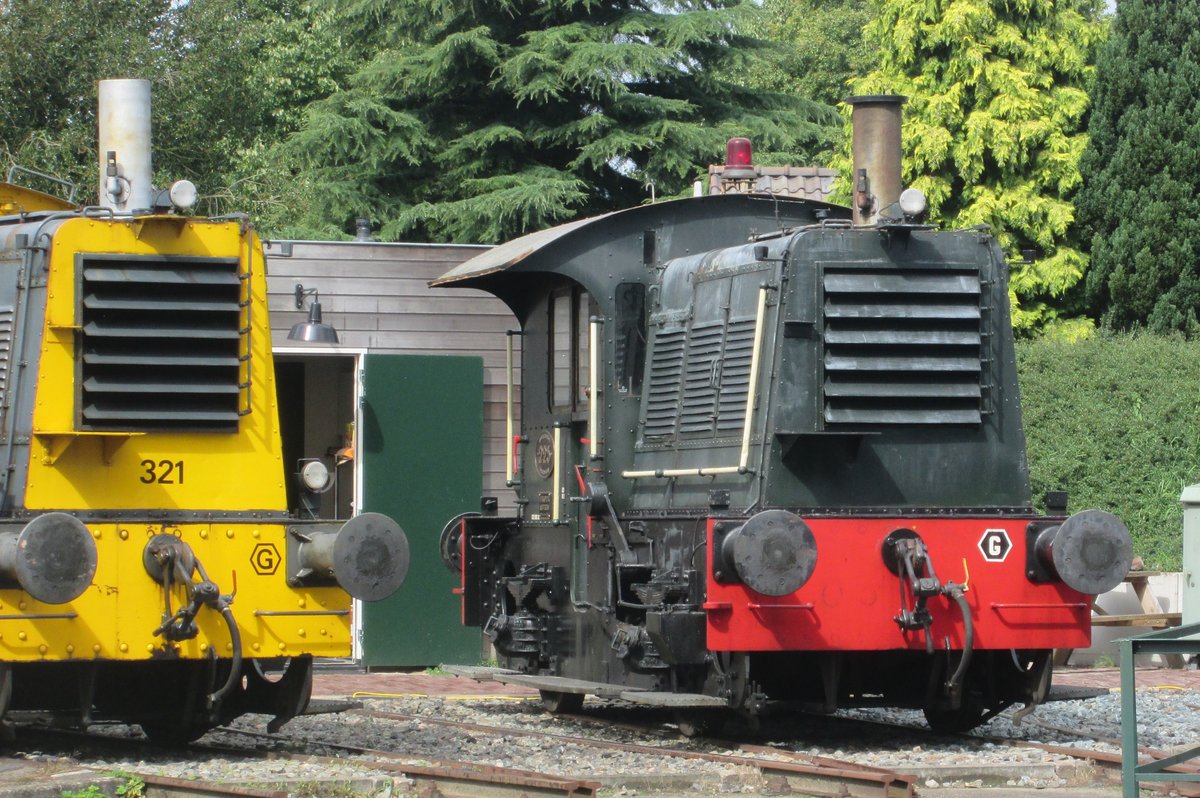 On 6 September 2015, ex-NS 225 stands at Beekbergen with the VSM.