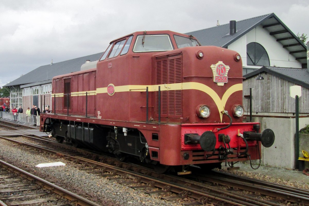 On 6 September 2015 ex-NS 2530 stands at the VSM depot in Beekbergen. The last of Class 2400/2500 was modified with a raised cab and slightly lowered bonnets to provide the loco driver better view. No further orders were placed by NS however, electric traction having given priority, but in Peru, one operator ordered sixteem of these modified Alsthom standard locos, the normal NS Class 2400 being the standard design.