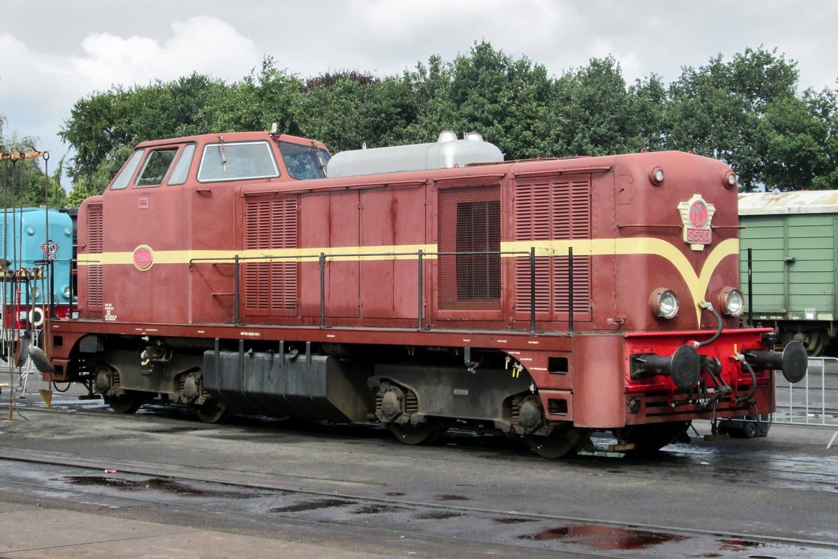 On 6 September 2015 ex-NS 2530 stands at the VSM depot in Beekbergen. The last of Class 2400/2500 was modified with a raised cab and slightly lowered bonnets to provide the loco driver better view. No further orders were placed by NS however, electric traction having given priority, but in Peru, one operator ordered sixteem of these modified Alsthom standard locos, the normal NS Class 2400 being the standard design.