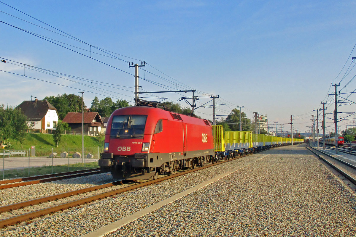 On 6 September 2018 ÖBB 1016 034 hauls am empty freight through Schärding.