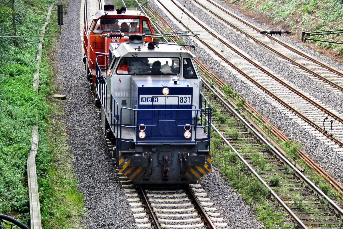 On 7 April 2014 RBH 831 passes through Duisburg Abzw. Lotharstrasse (near the Zoo). 