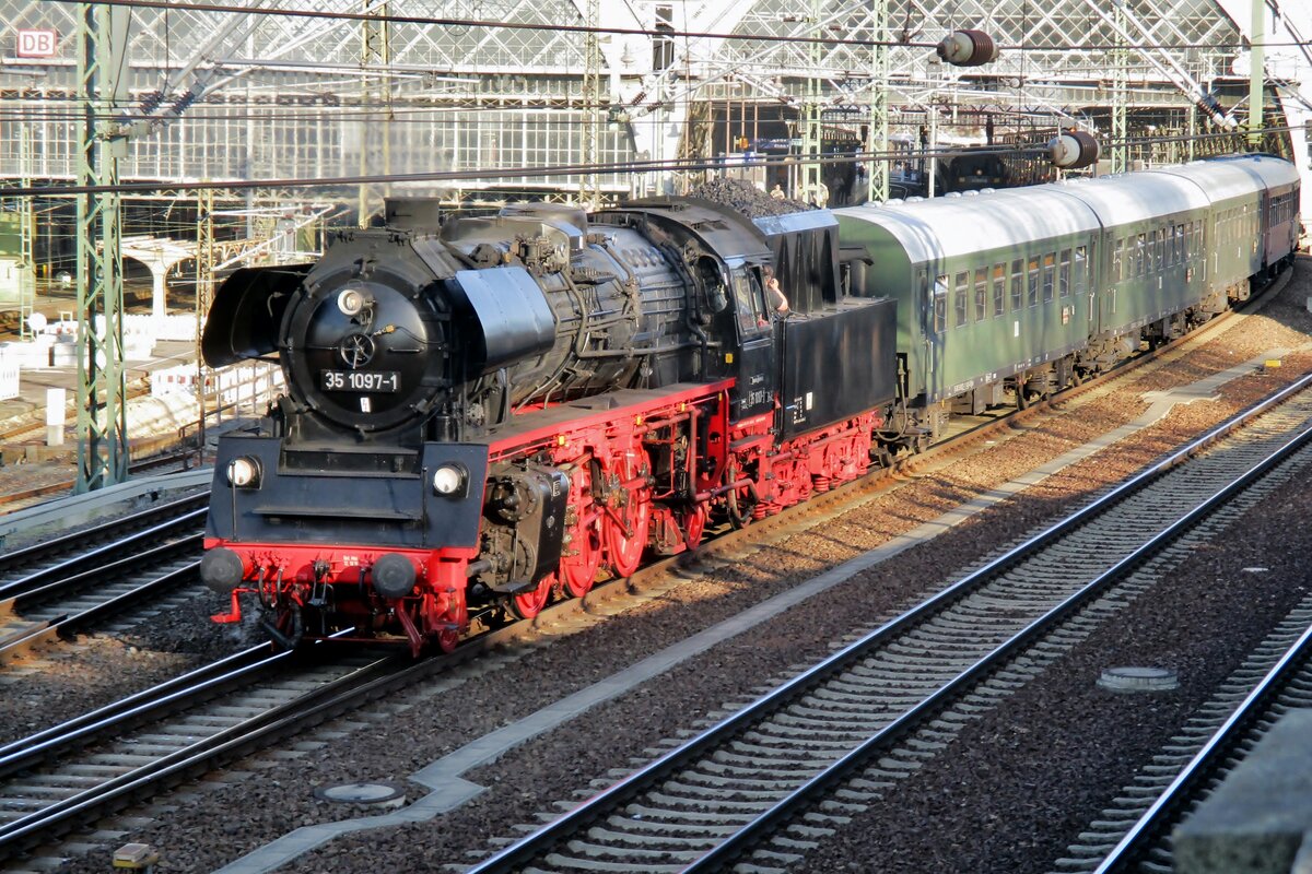 On 7 April 2018 extra steam train with 35 1097 at the reins leaved Dresden Hbf.