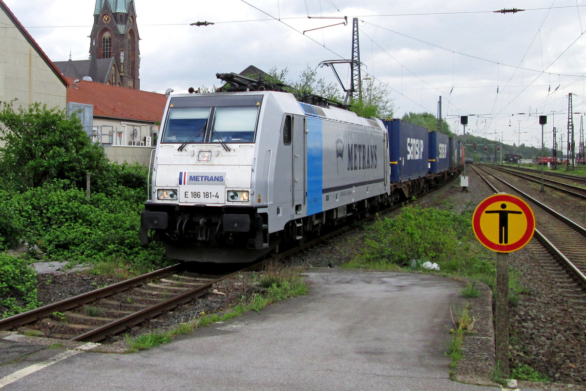 On 7 January 2014 Metrans 186 181 with container train thunders through Oberhausen Osterfeld Süd.