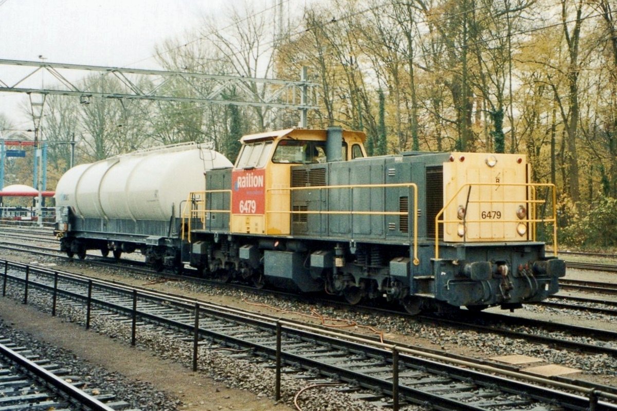 On 7 July 2006 one cement wagon is shunted at Dordrecht by 6479.