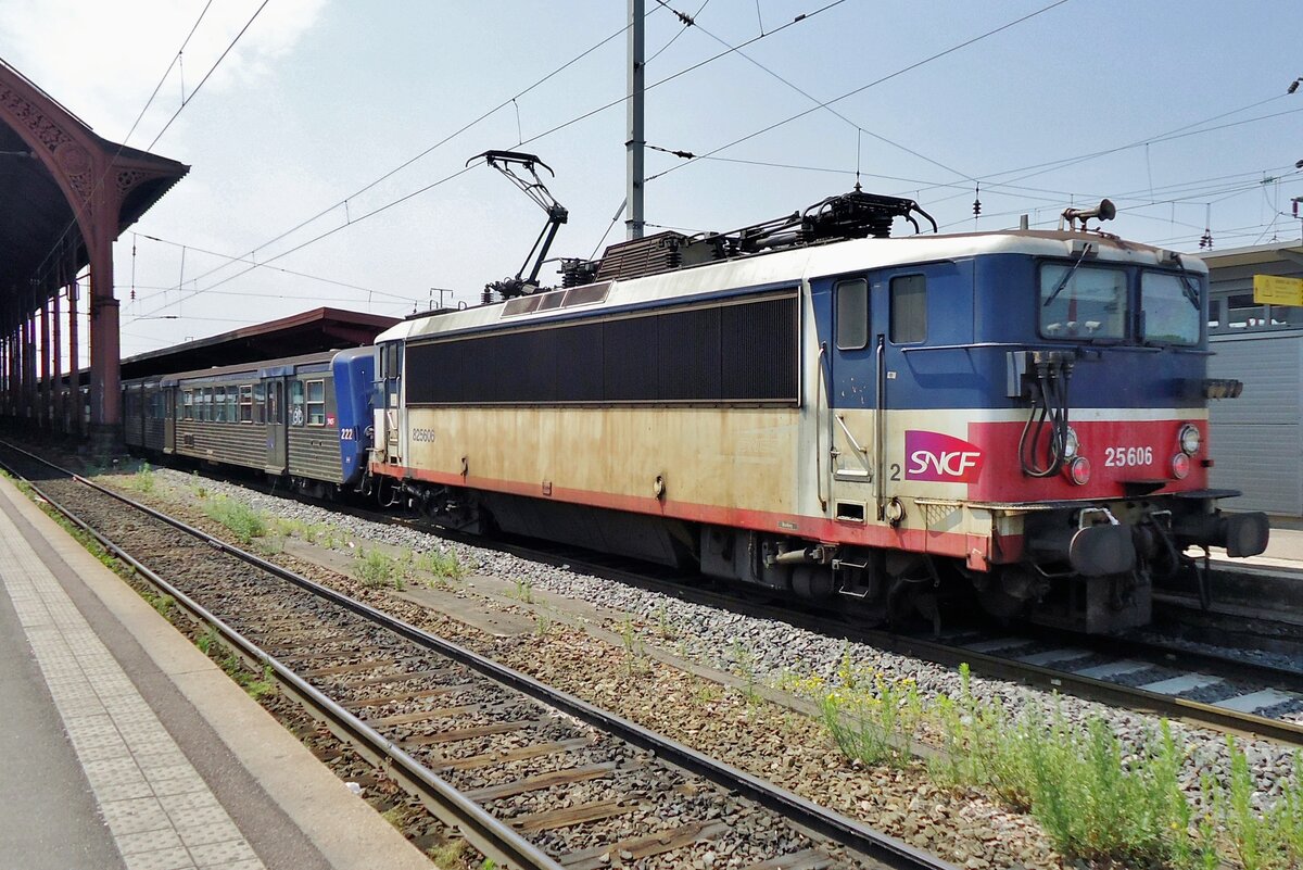 On 7 June 2015 SNCF 25606 still wears the Parisian Ile-de-France colours when arriving at Strasbourg Cebntral with a TER. 