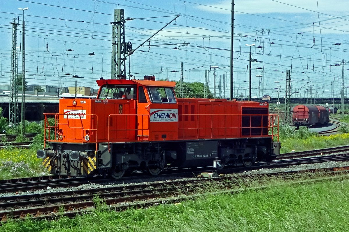 On 7 June 2019 Chemion 275 103 shunts at Neuss Gbf.