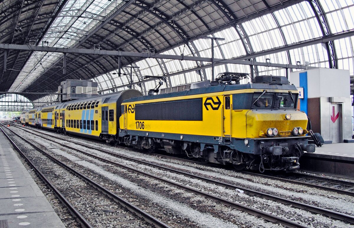 On 7 May 2010 NS 1706 calls at Amsterdam Centraal under the signal box.