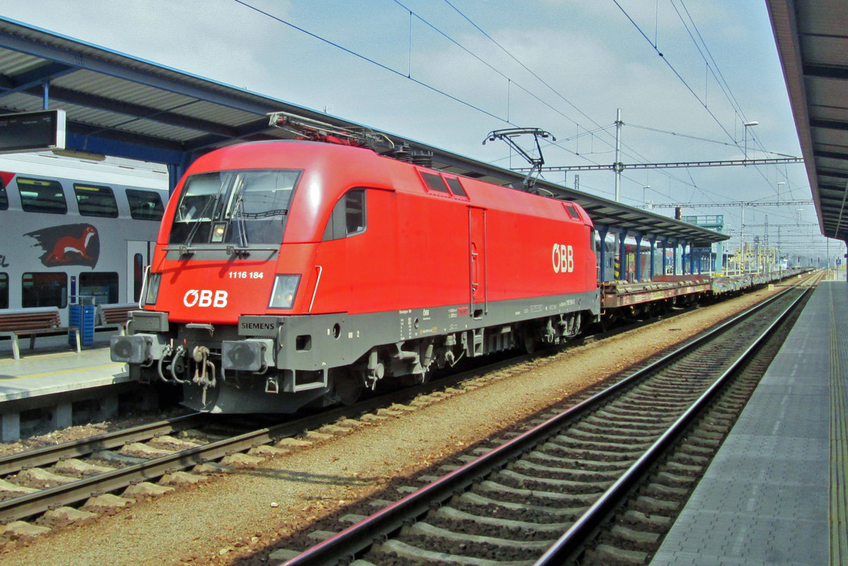 On 7 May 2016 ÖBB 1116 184 hauls an empty container train through Breclav.