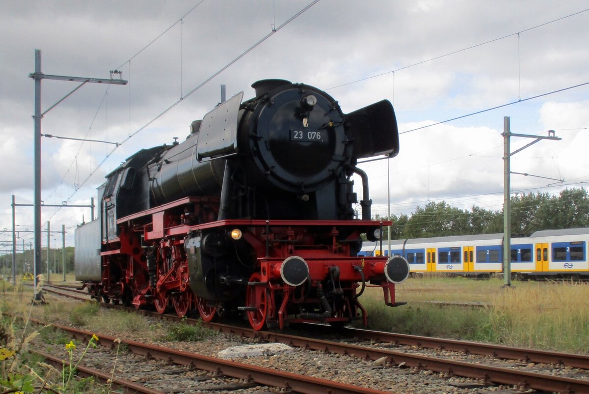 On 7 October 2018 VSM's 23 076 takes a break as Guest with the SSN in Rotterdam Noord-Goederen.