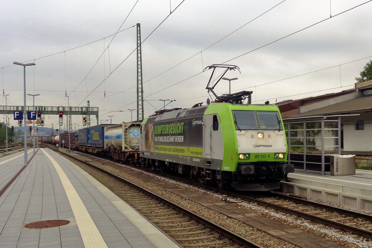 On 7 September 2018 CapTrain 185 532 hauls an intermodal train through Passau.