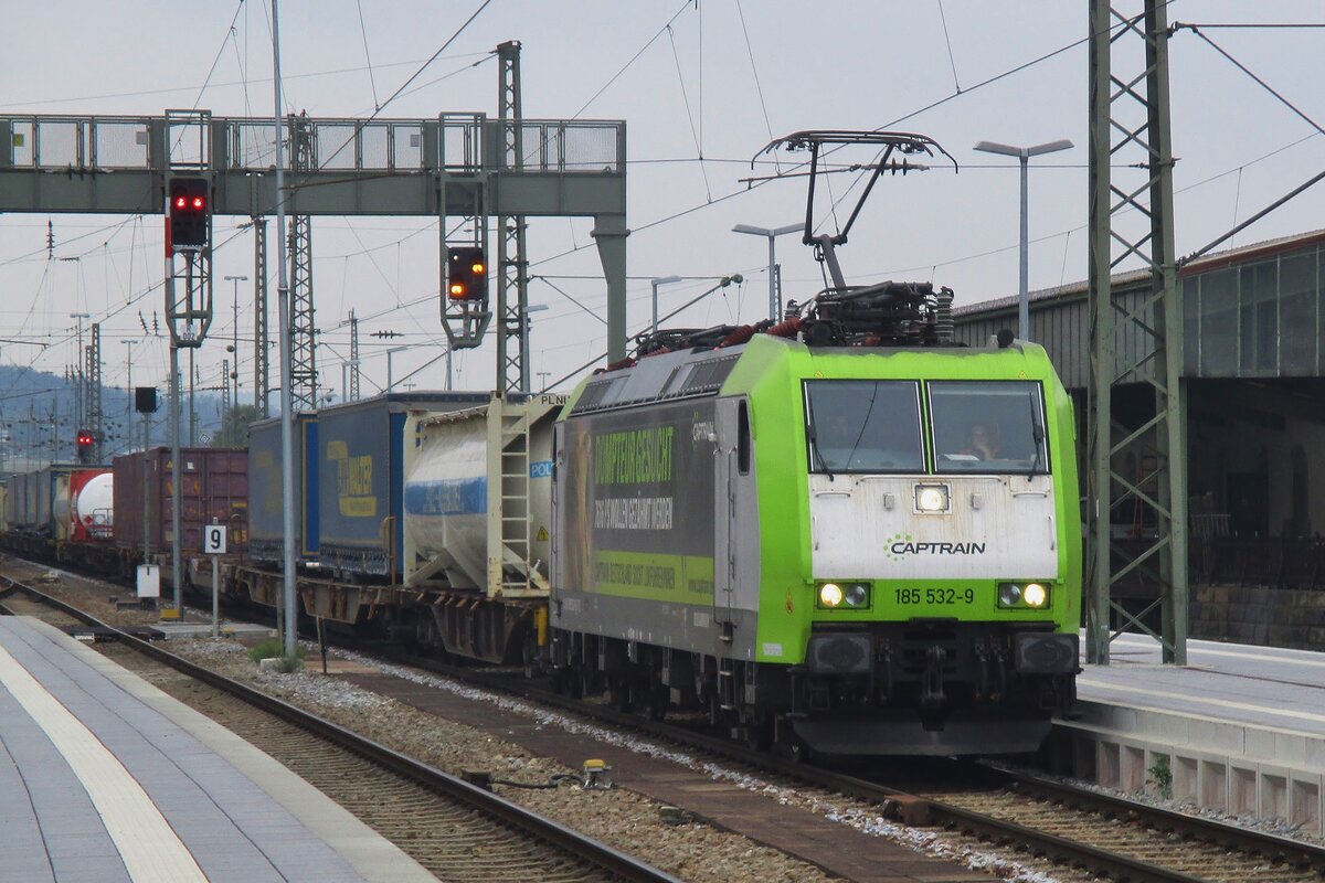 On 7 September 2018 CapTrain 185 532 hauls an intermodal train through Passau.