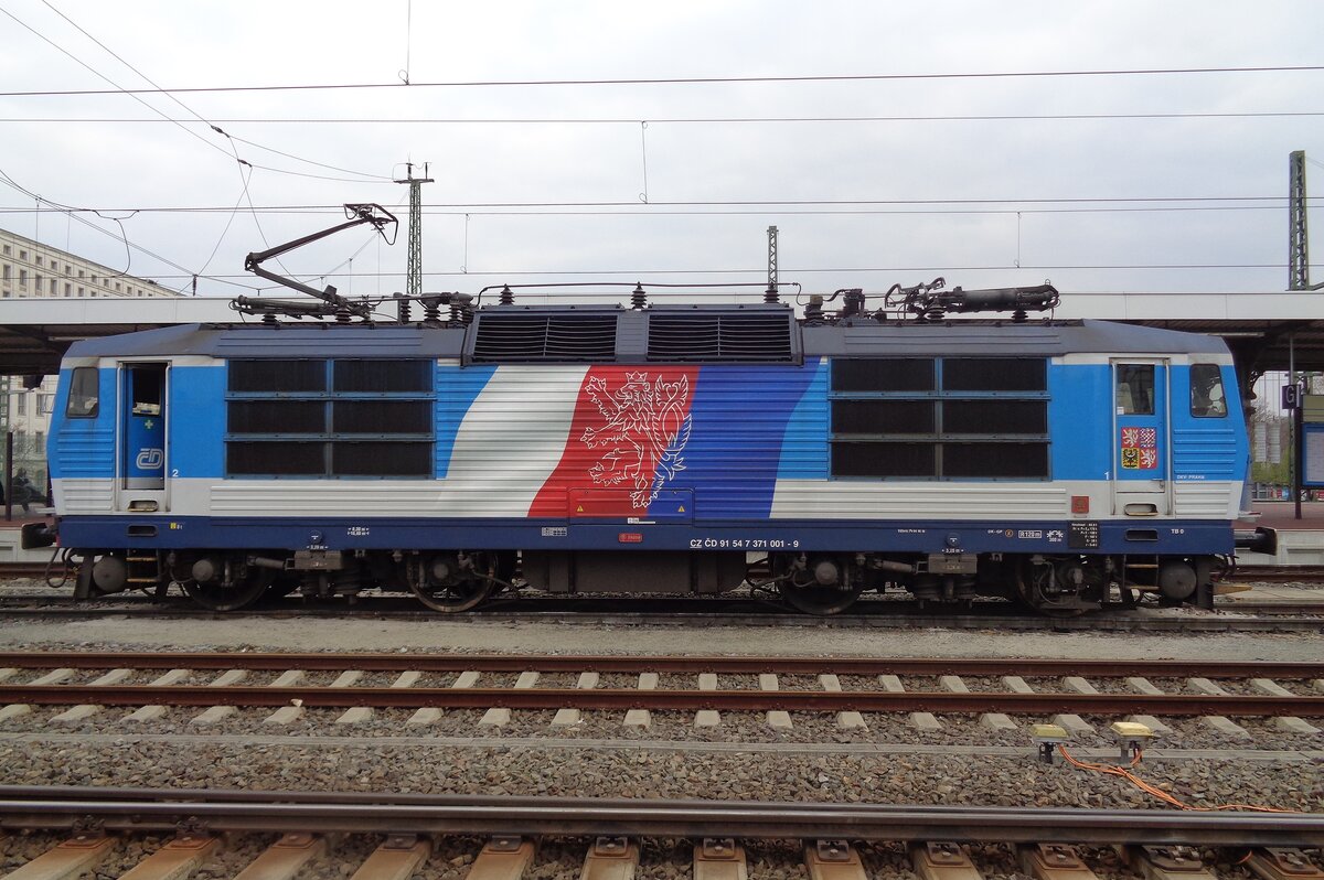 On 8 April 2017 CD 371 001 still waves the Czech flag proudly -here at Dresden Hbf- but the take over of the Hamburg-Praha Eurocities by newer Vectrons is already beginning. 