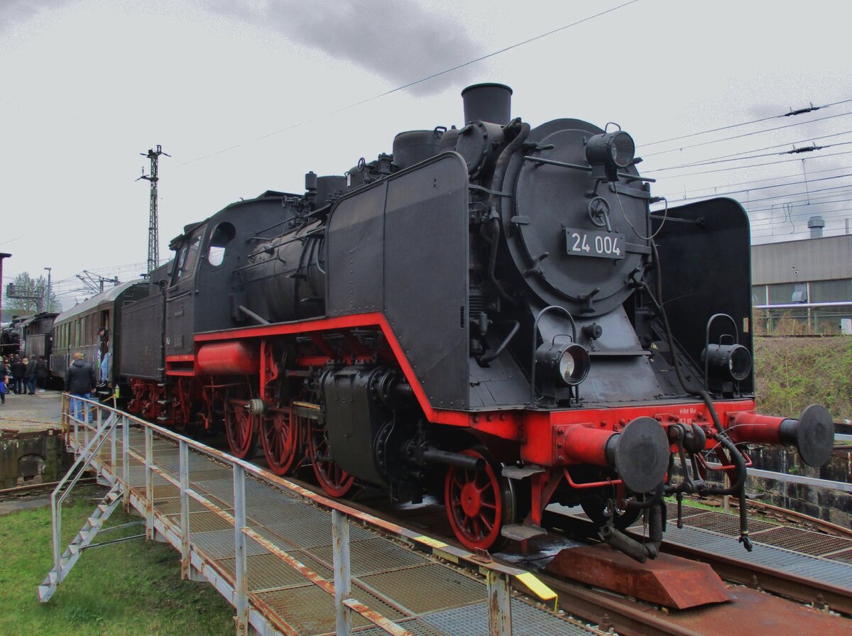 On 8 April 2017 the weather was inclement, but 24 004 still got to the chip at Dresden-Altstadt during the Dampfloktreffen. Only at home I realised, that due to the ridge of the turn table, where 24 004 stands on, the loco seems to perform a balancing act.