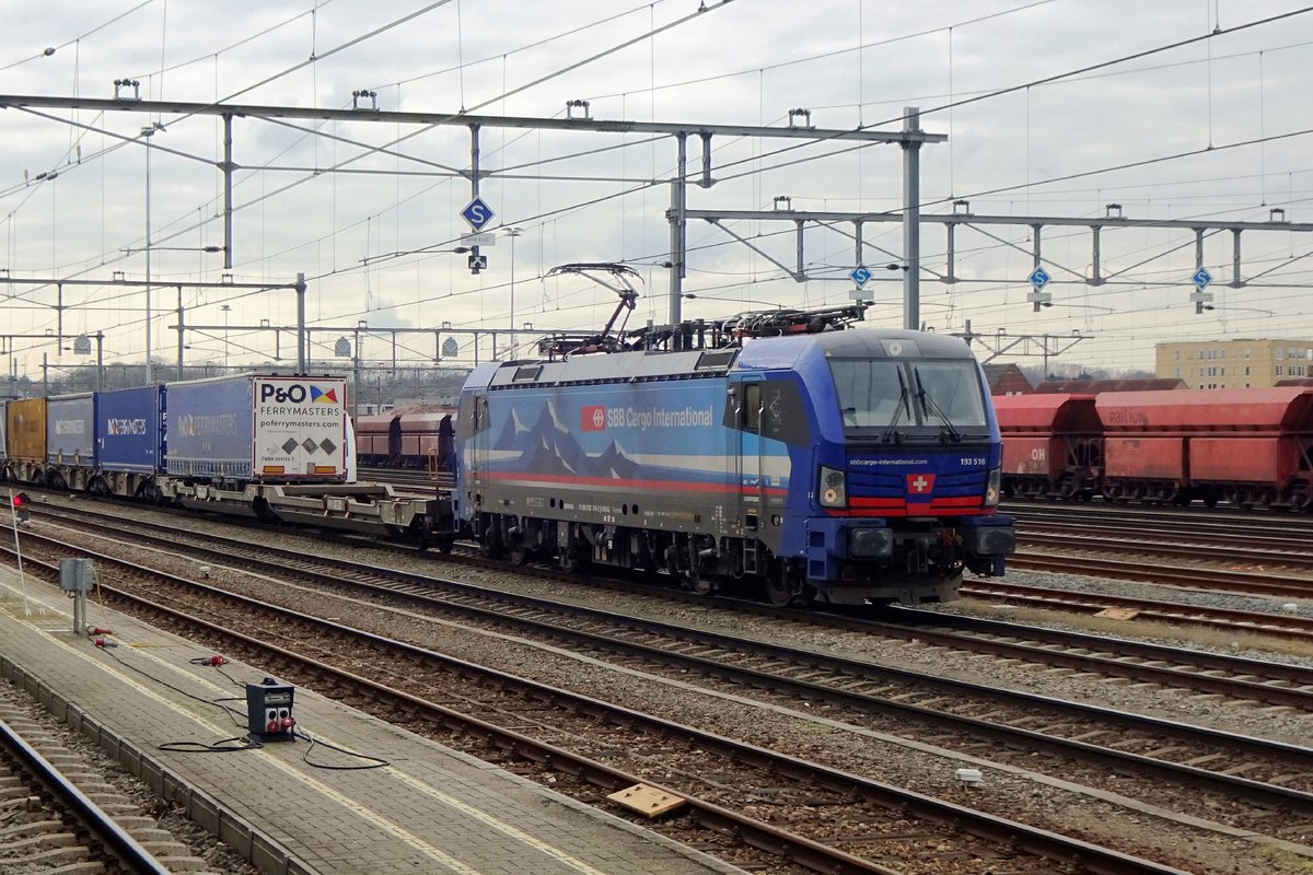 On 8 April 2021, SBBCI 193 516 has just entered Venlo. Since the Swiss notation for the Multi-System Vectron (in Germany 193) is Class 475, I put this in Class 475.