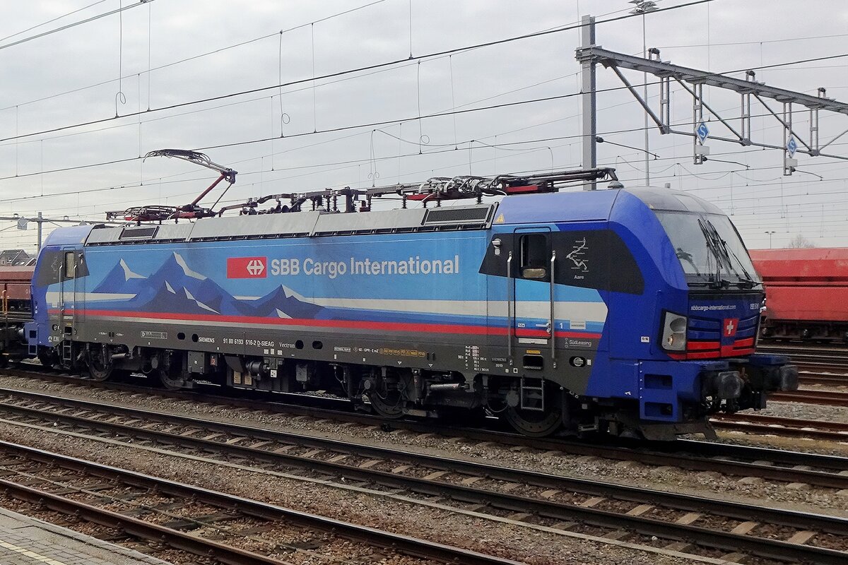 On 8 April 2021, SBBCI 193 516 has just entered Venlo. Since the Swiss notation for the Multi-System Vectron (in Germany 193) is Class 475, I put this in Class 475.