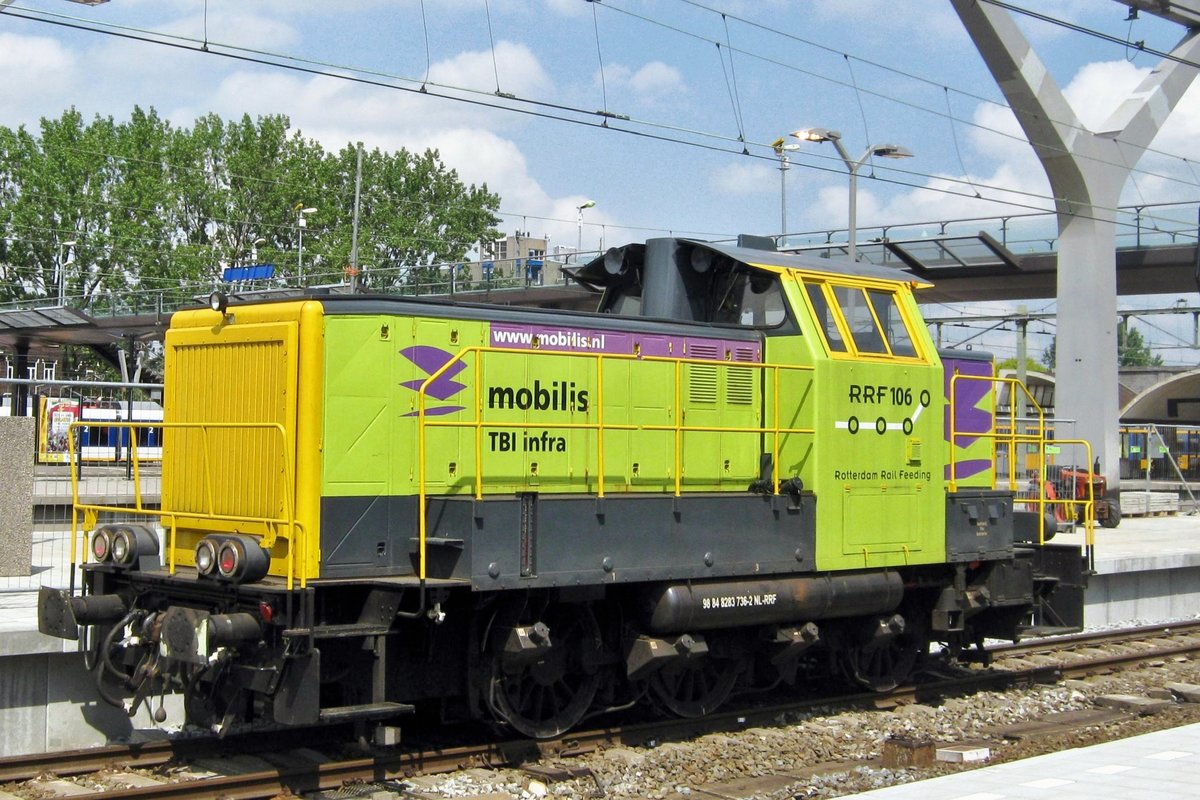 On 8 August 2008 RRF 106 stands at Rotterdam Centraal, where the massive rebuild has just commenced.