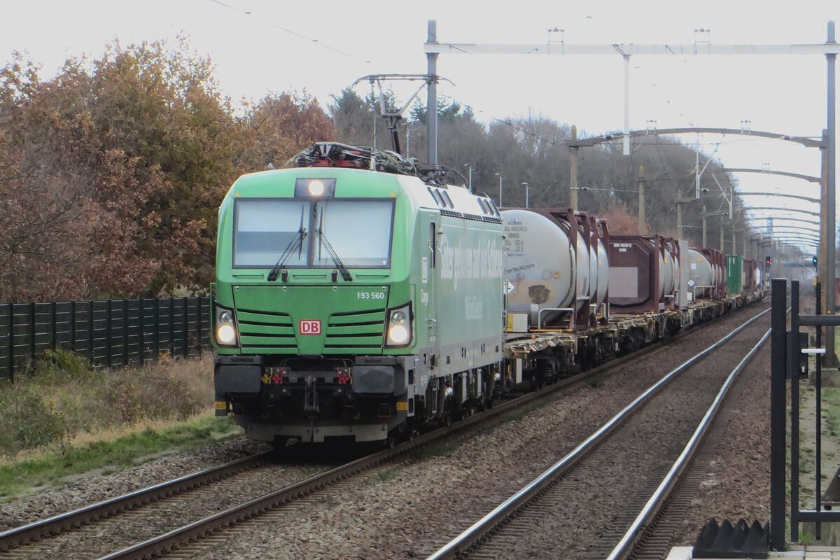 On 8 December 2021, green DB Cargo 193 560 hauls a less than 50% loaded intermodal train through Tilburg-Reeshof as the clock shows 16.07.
