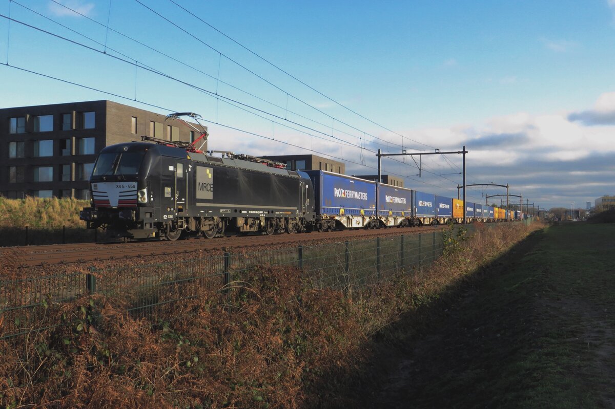 On 8 December 2021 SBBCI X4E-658 hauls the P&O-Ferrymaasters intermodal shuttle train through Tilburg-Reeshof. From 2022, SBBCI lost this concession to BLS Cargo.