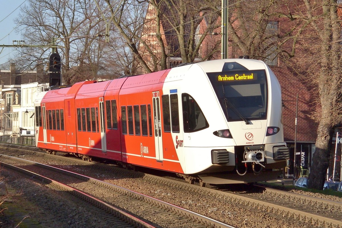 On 8 January 2016 Arriva 371 leaves Arnhem-Velperpoort.