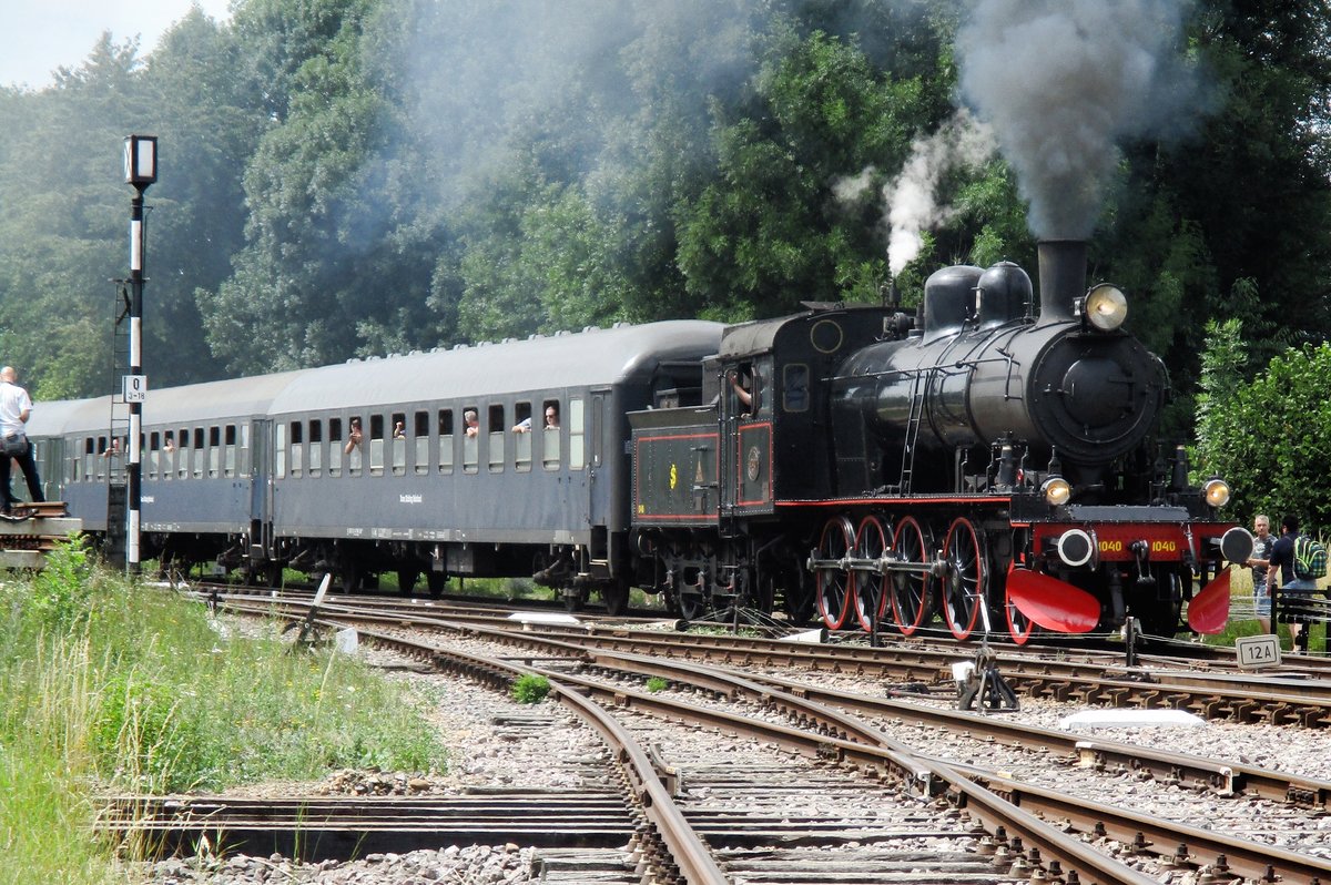 On 8 July 2017 ZLSM 1040 hauls an extra train, consisting of SSN-coahces from Rotterdam, out of Simpelveld.