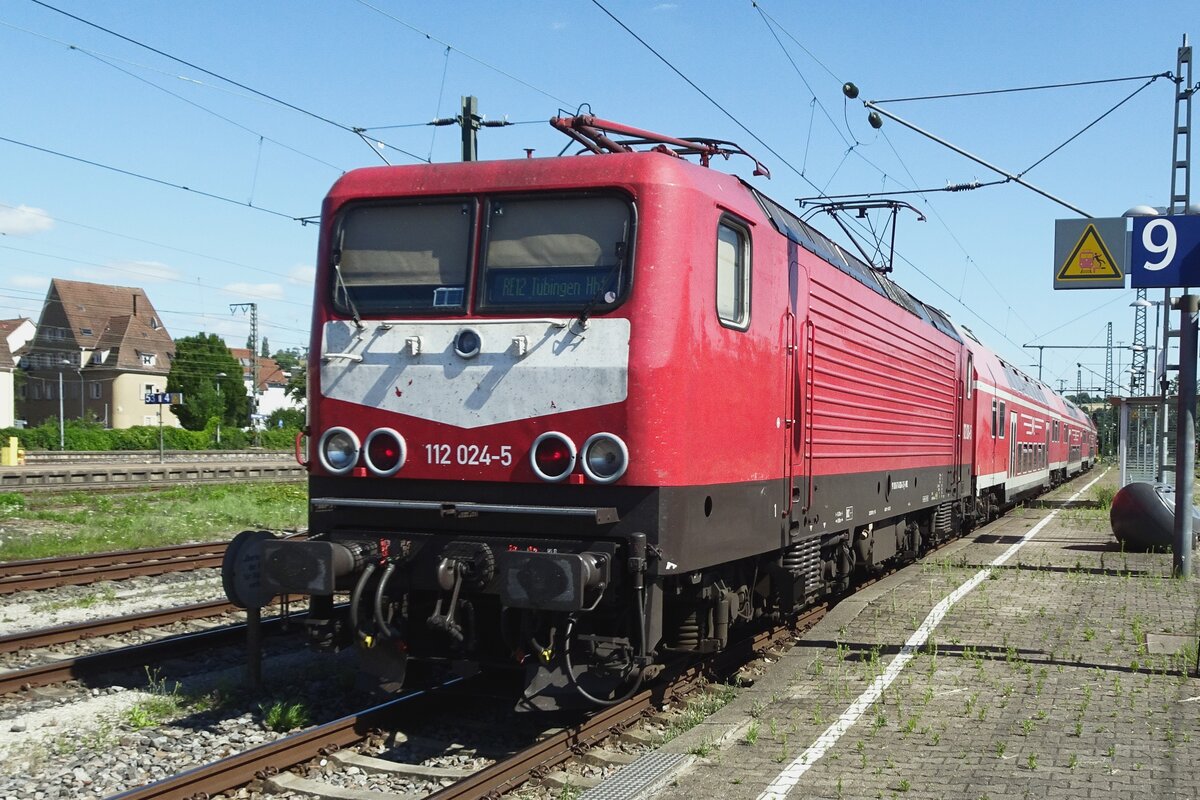 On 8 July 2022 WFL 112 024 enters Plochingen.  Class 112.0 was renumbered into the Class 114 series and WFL has a nice and growing collection of former GDR electrics of classes 155, 112 and 114.