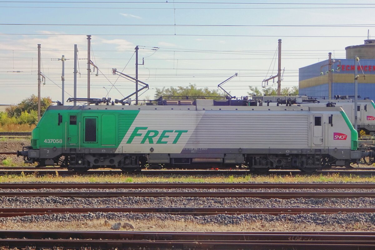 On 8 June 2015 SNCF FRET 37058 stands at Thionville.