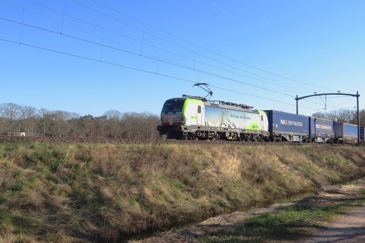 On 8 March 2022 BLS 475 406 hauls a P&O Ferrymasters intermodal train through Tilburg Oude Warande.