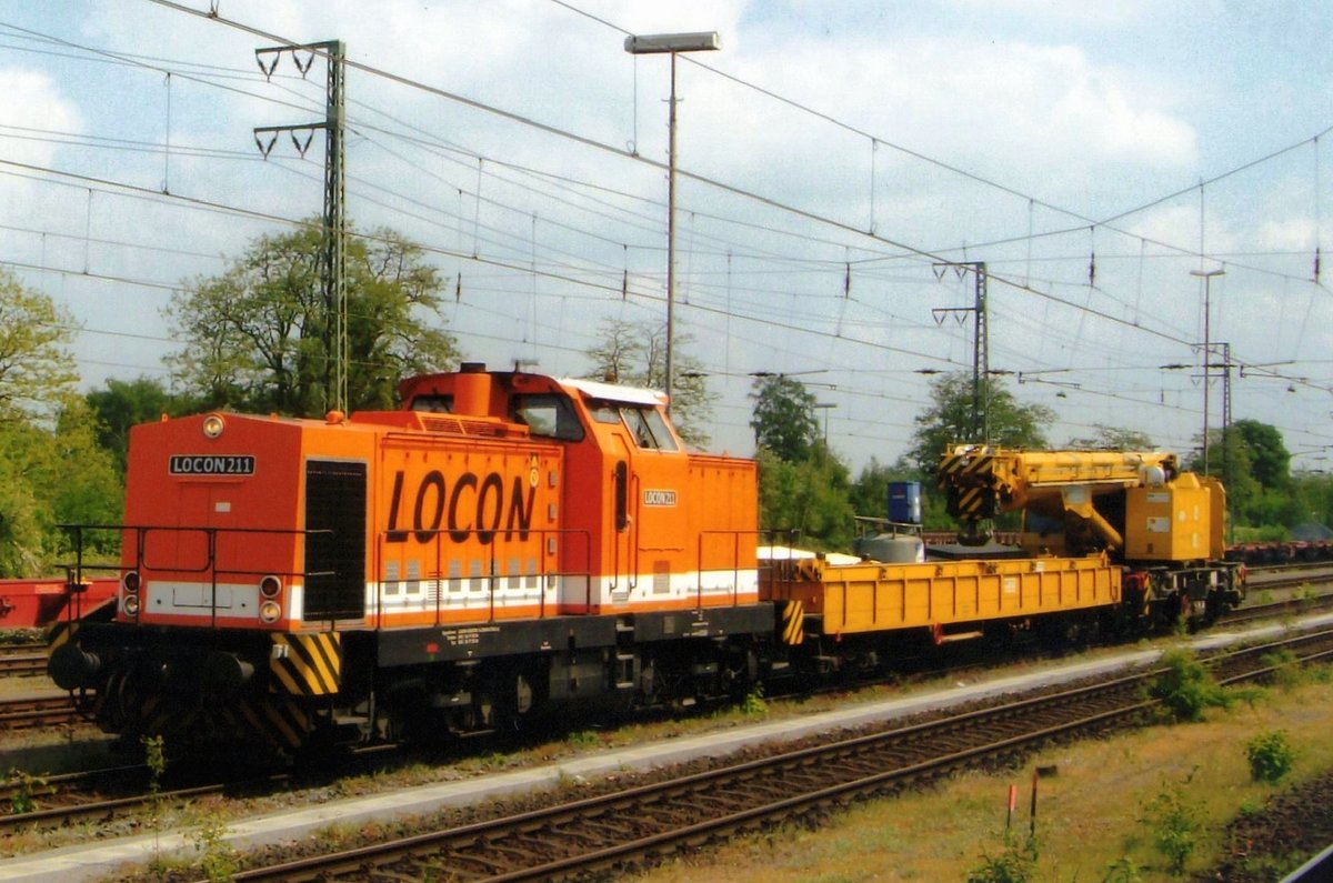 On 8 May 2008 LOCON 211 hauls a railway crane into Emmerich.