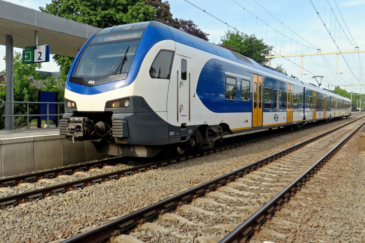 On 8 May 2020 NS 2521 calls at Oisterwijk.