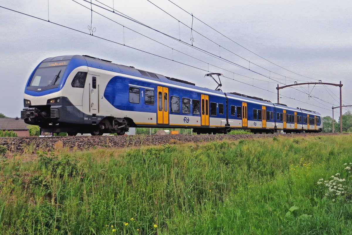 On 8 May 2020 NS 2512 passes through Oisterwijk.