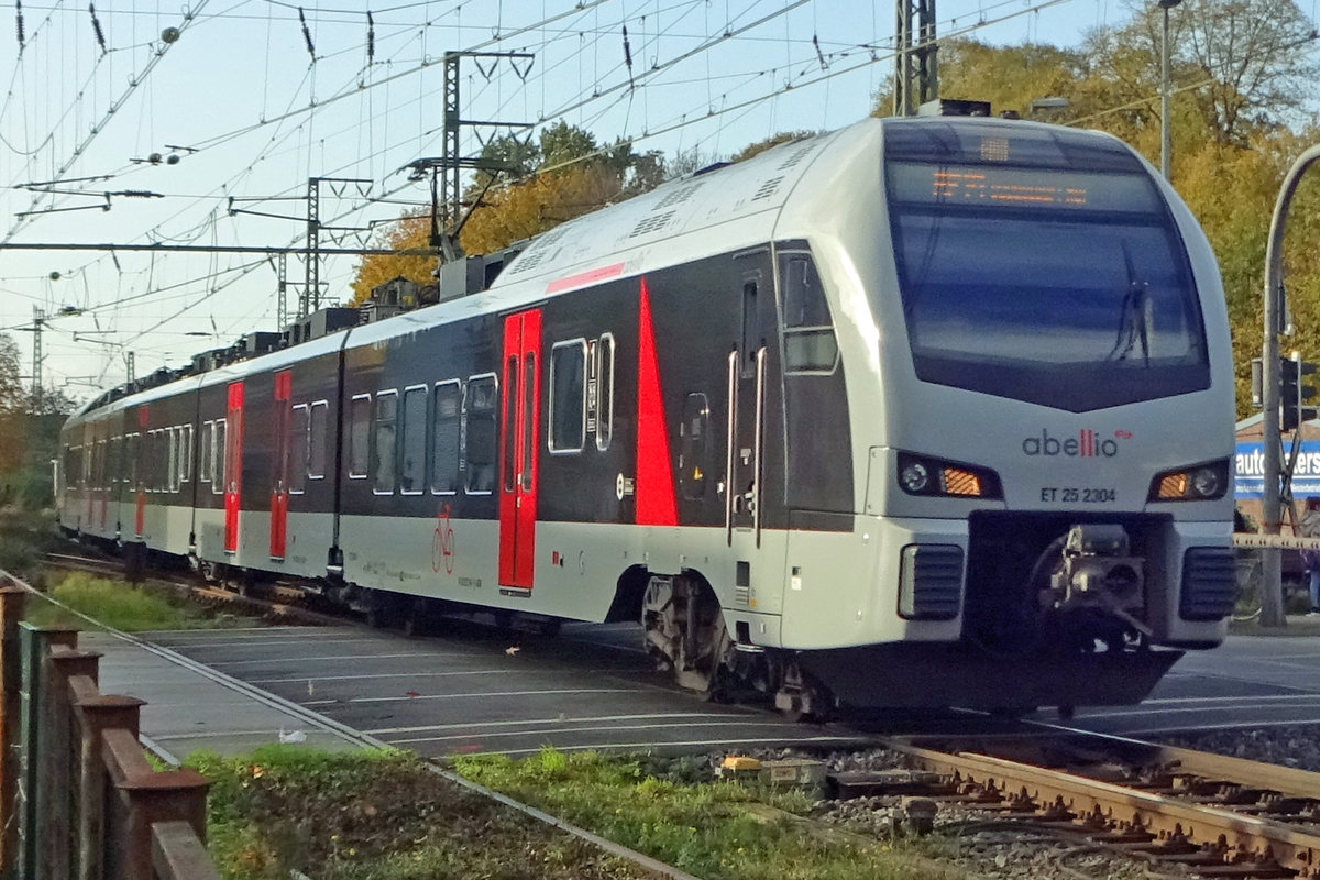 On 8 November 2019 Abellio ET25 2304 enters Emmerich.