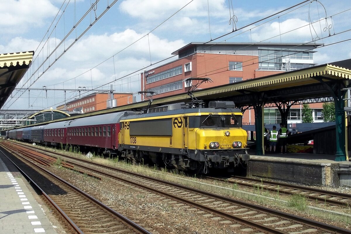 On 9 August 2013 NS 1738 stands at 's-Hertogenbosch with an EETC overnight train.