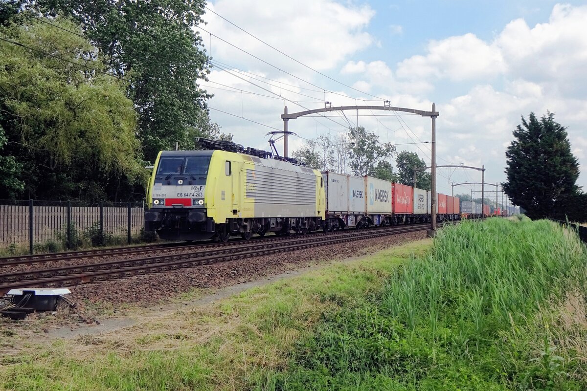 On 9 July 2021 RFO had just received 189 203 and deployed her immediately in container haulage service, seen here at Hulten on 9 July 2021.