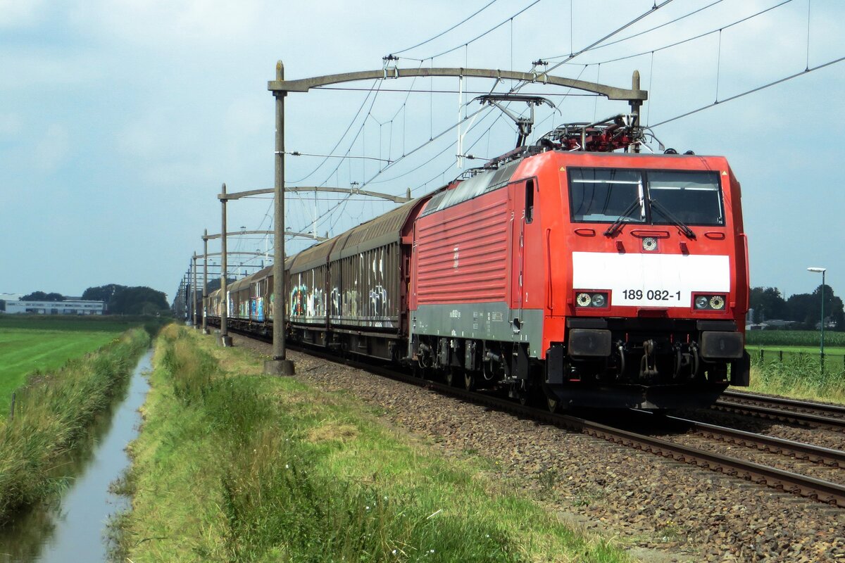 On 9 July 2021 this block train hauled bvy 189 082 passes through Hulten.