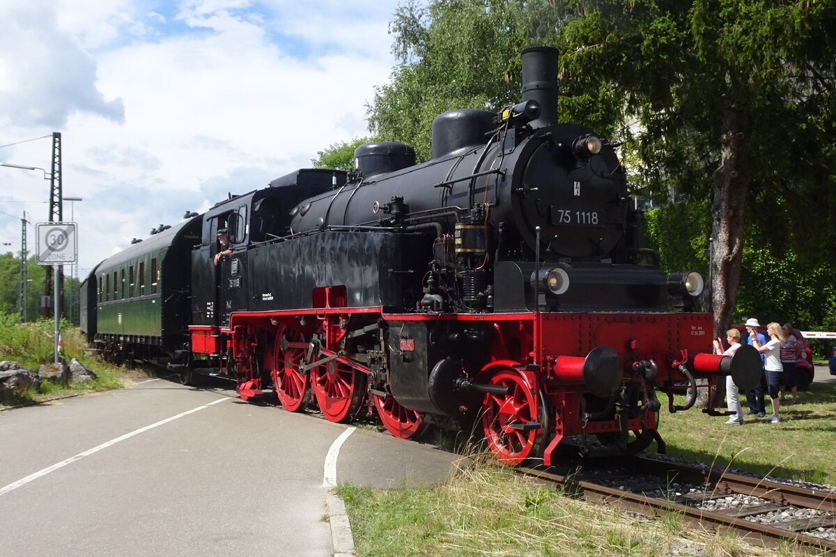 On 9 July 2022 UEF's 75 1118 enters the local platform at Amstetten (Württ.) during the 50th anniversary of the UEF.