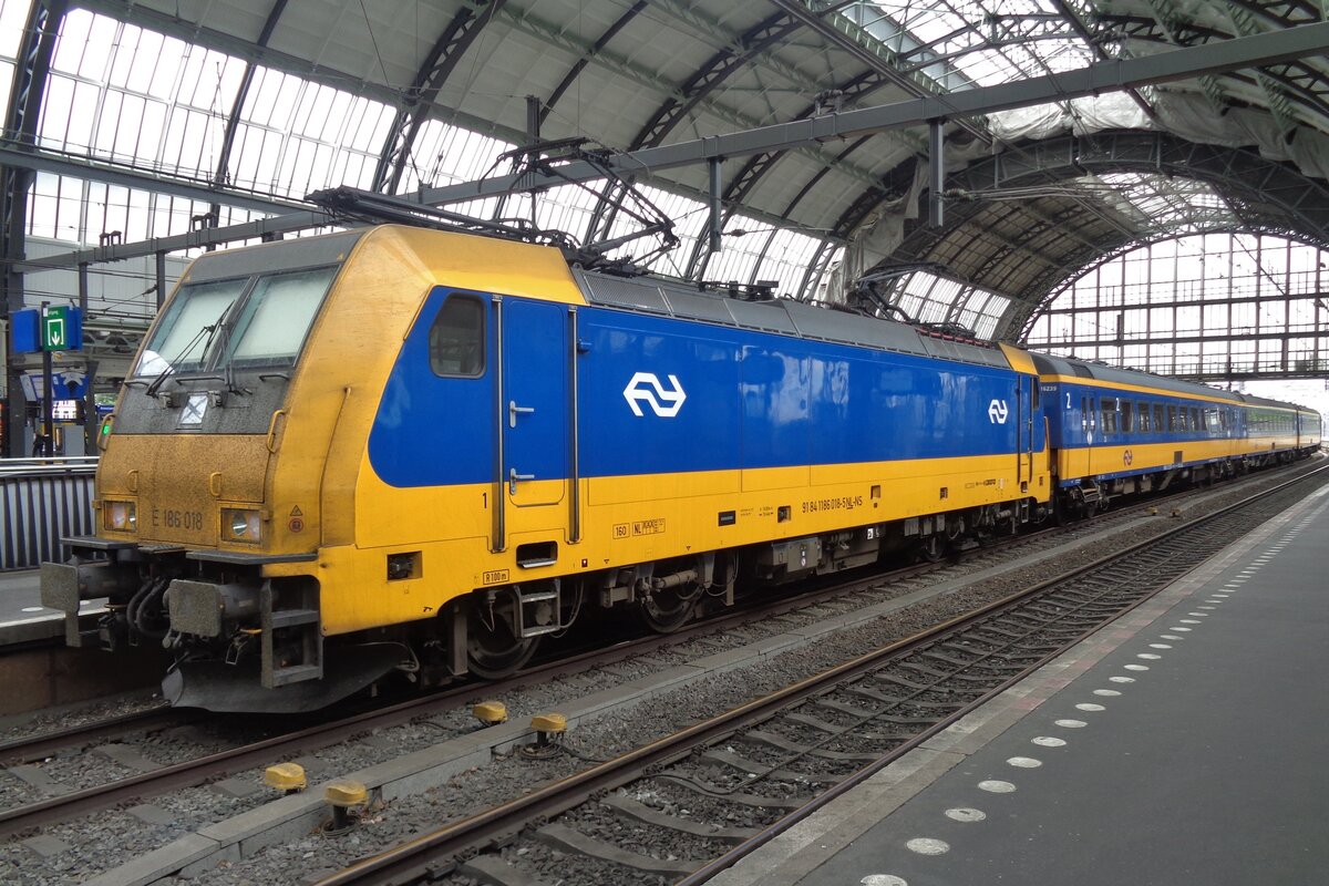 On 9 June 2018 NS 186 018 begins her IC-Direct service at Amsterdam Centraal.